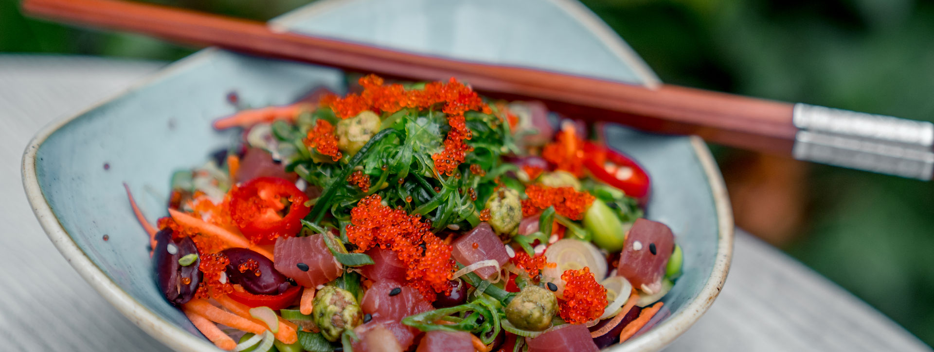 Fishbowl mit Thunfisch und Seaweed Topping