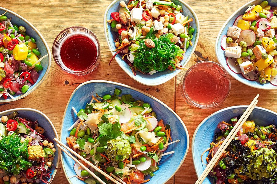 Poke Bowls auf dem Tisch im FISHBOWL Poke Max-Weber-Platz