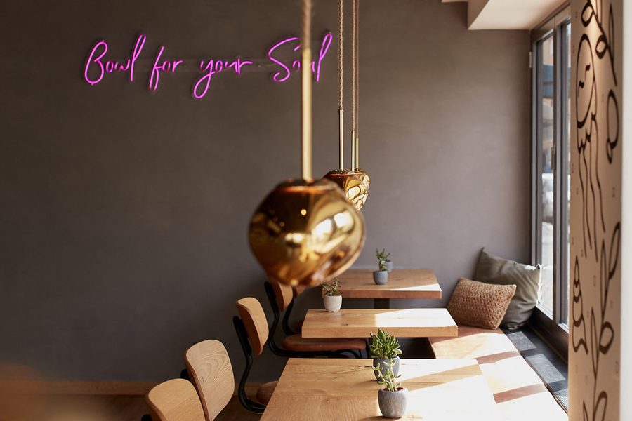 Gastraum mit Neon-Schriftzug „Bowl for your Soul“ im FISHBOWL Poke Schwabing